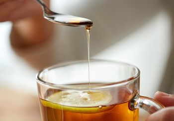 Słodzisz herbatę miodem? Pszczelarz stawia sprawę jasno