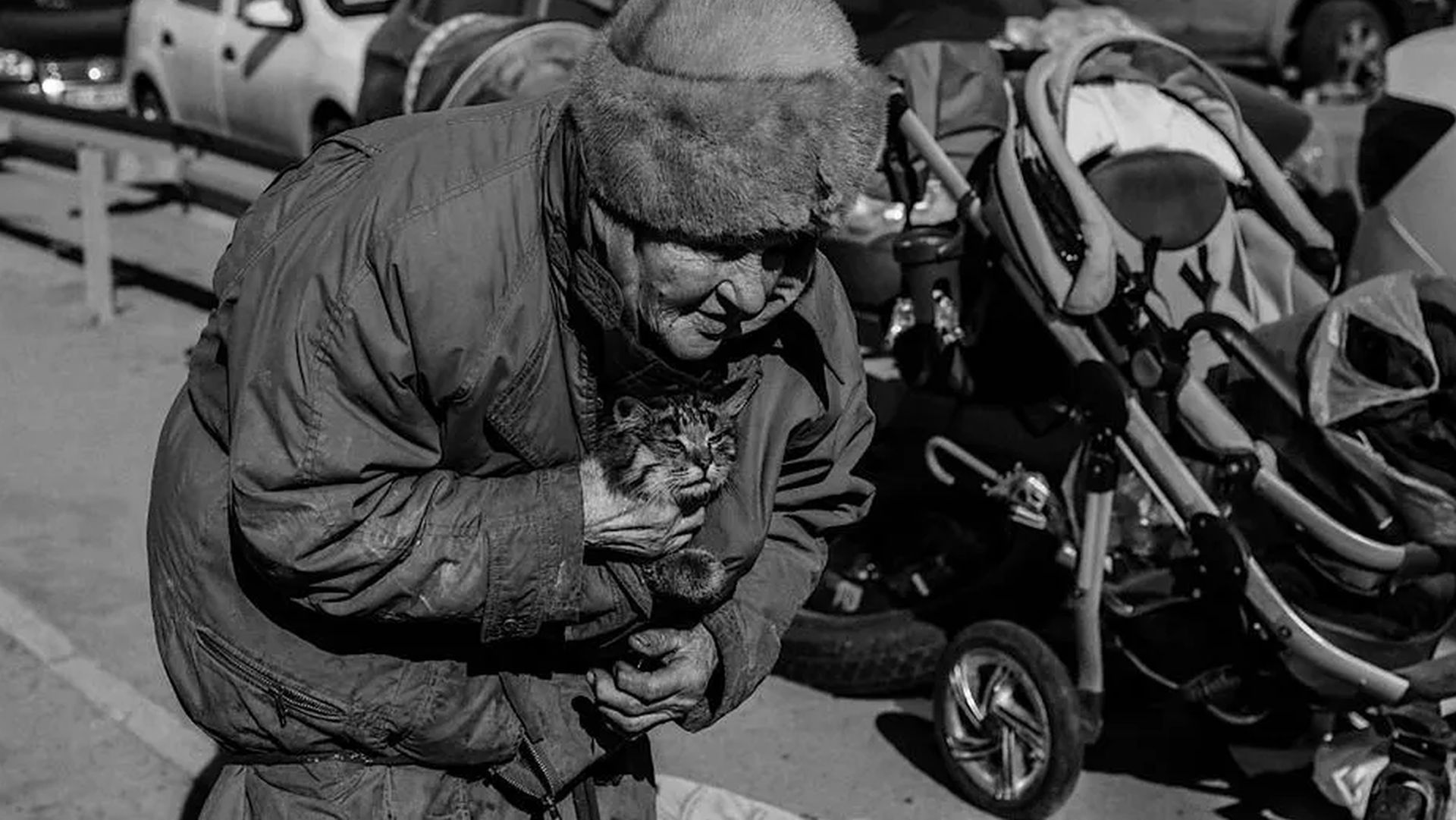 W obliczu wojny samotni, starsi ludzie są bezradni, jak ta staruszka uciekająca z ostrzeliwanego Irpienia (zdjęcie ilustracyjne)