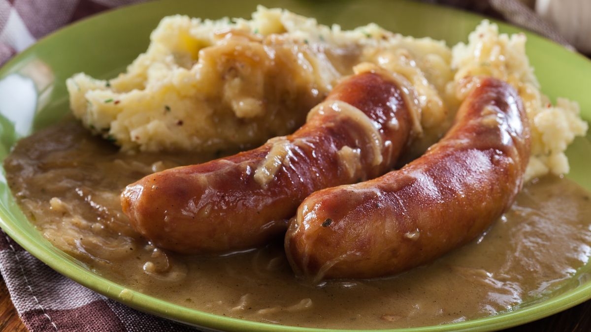 Pieczone kiełbaski to pomysł na szybki i smaczny obiad