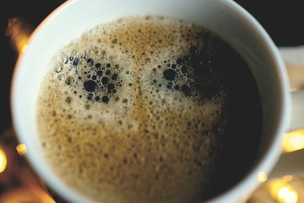 Kawa może pozytywnie wpłynąć na stan zdrowia osób prowadzących siedzący tryb życia 
