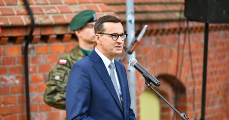 "Polska sprawiedliwa, uczciwa i solidarna. Odsłonięto tablicę upamiętniającą Lecha Kaczyńskiego