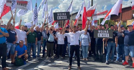 Zwyzywał ministra, zdania nie zmienia. "Wyciera sobie twarz 200 mln zł"