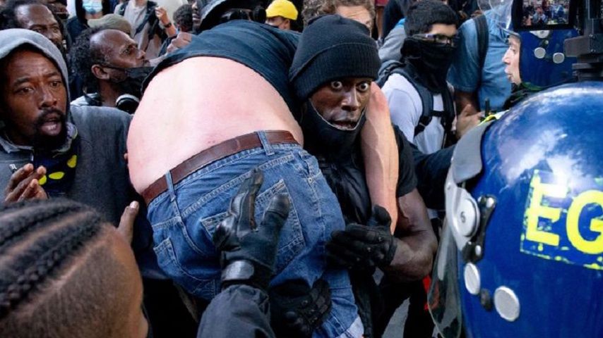 55-letni białoskóry mężczyzna został uratowany przez uczestnika protestu Black Lives Matter. 