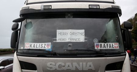Kierowcy utknęli pod Dover. Tragiczne warunki to tylko wierzchołek góry problemów