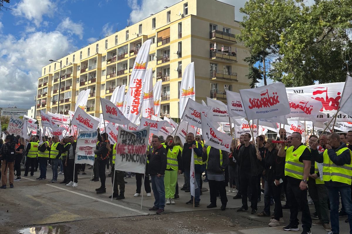 Protest pracowników Beko przed ambasadą Turcji w Warszawie