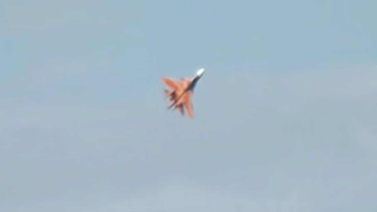 Tajemniczy bombowiec taktyczny Su-34 w pustynnym malowaniu. 