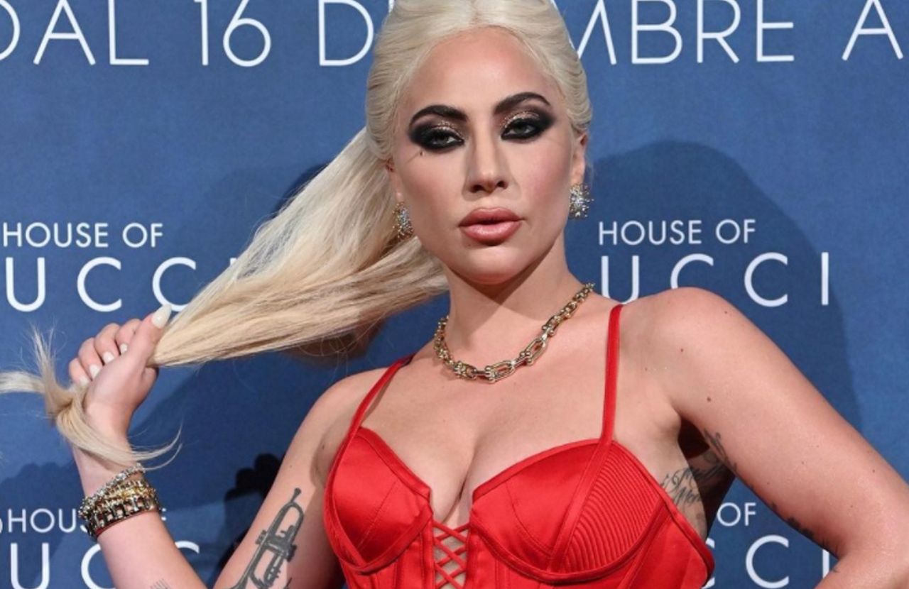 Lady Gaga odsłoniła dekolt. W czerwonej sukni z gorsetem wyglądała jak inna znana postać