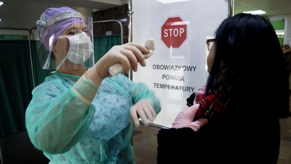 Koronawirus. Nowa strategia MZ krytykowana