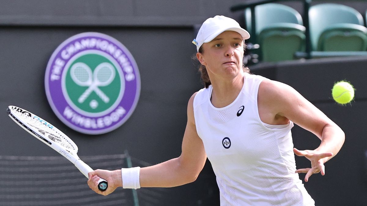 Iga Swiatek of Poland in action against Alize Cornet of France during their Women's third round match at the Wimbledon Championships, in Wimbledon, Britain, 02 July 2022. EPA/KIERAN GALVIN EDITORIAL USE ONLY Dostawca: PAP/EPA.