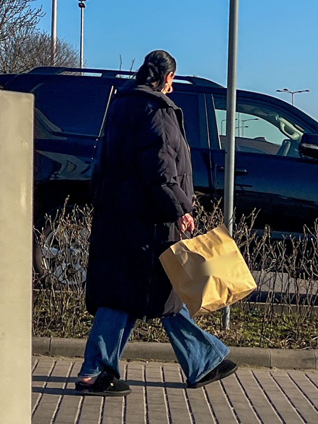 Kayah w zimowym płaszczu i letnich butach