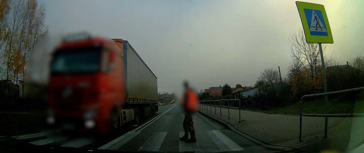 Prawie rozjechał pieszego. Wszystko nagrali inspektorzy transportu drogowego