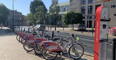 Rowery miejskie już w stacjach, start systemu minutę po północy