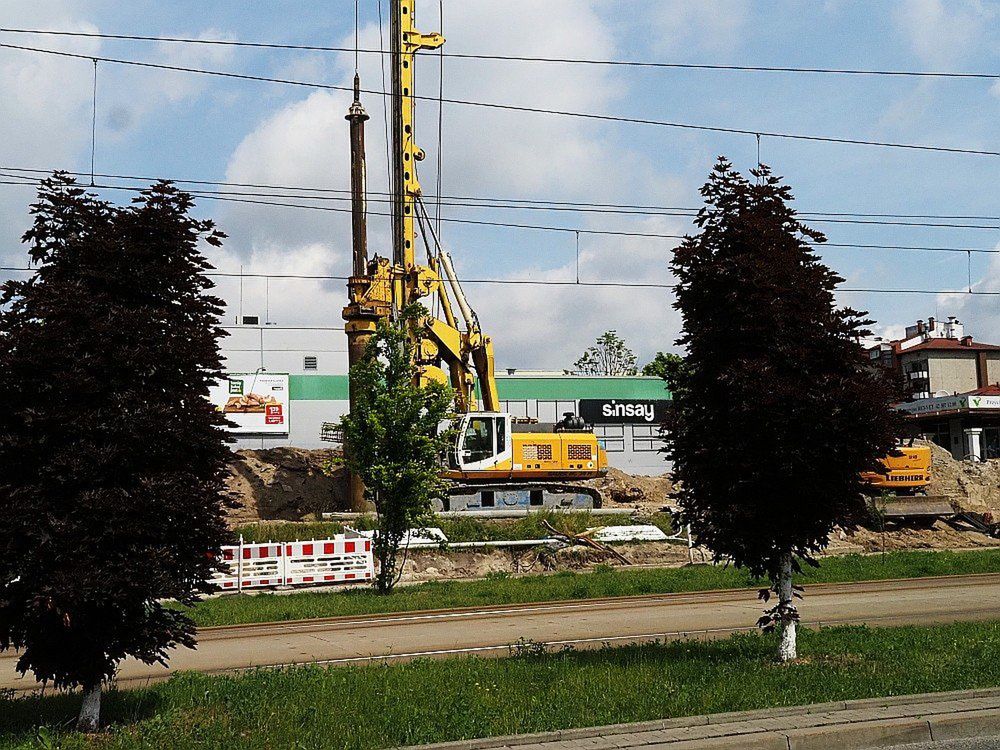 trwa budowa kładek dla pieszych