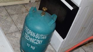 Stare Juchy: Pijany mężczyzna celowo wypuszczał gaz na klatkę. Konieczna była ewakuacja mieszkańców bloku