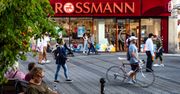 Zaczęło się w Rossmannie. Kultowe cienie do powiek prawie połowę taniej