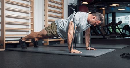 Full body workout w domu - gotowy zestaw ćwiczeń dla zabieganych
