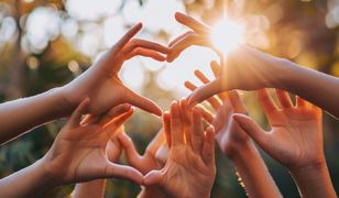 Wielkie serca Polaków. Dlaczego coraz chętniej wspieramy akcje charytatywne?