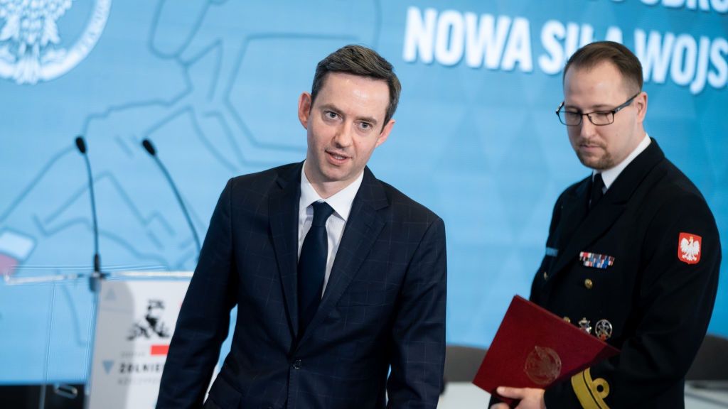 Wiceszef MON Marcin Ociepa (z lewej) przekonuje, że Polska nie powinna przykładać dużej wagi do wydatków w kontekście zbrojeń