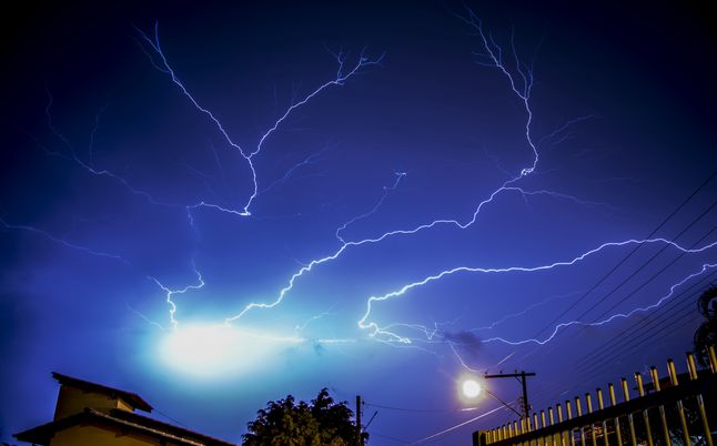 Saque el enchufe del enchufe.  Una computadora y un televisor seguros durante una tormenta