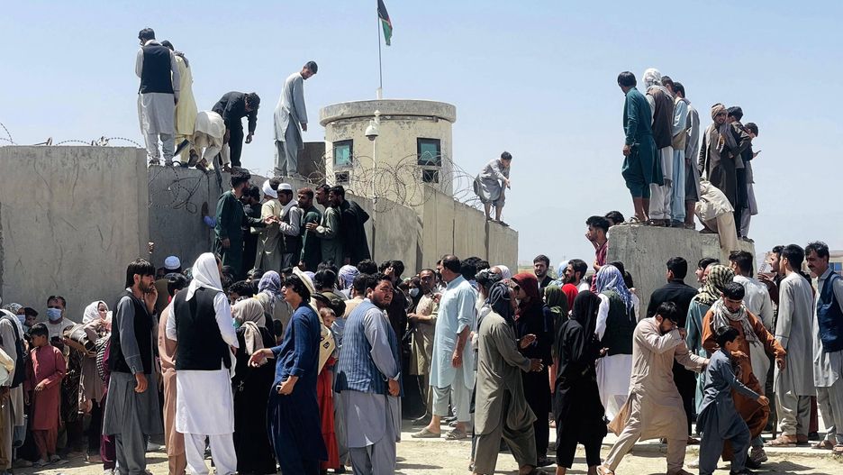 Thousands of Afghans rush to the airport in KabulKABUL, AFGHANISTAN-AUGUST 16: Thousands of Afghans rush to the Hamid Karzai International Airport as they try to flee the Afghan capital of Kabul, Afghanistan, on August 16, 2021. Haroon Sabawoon / Anadolu Agency/ABACAPRESS.COM 
Dostawca: PAP/AbacaAA/ABACAconflict