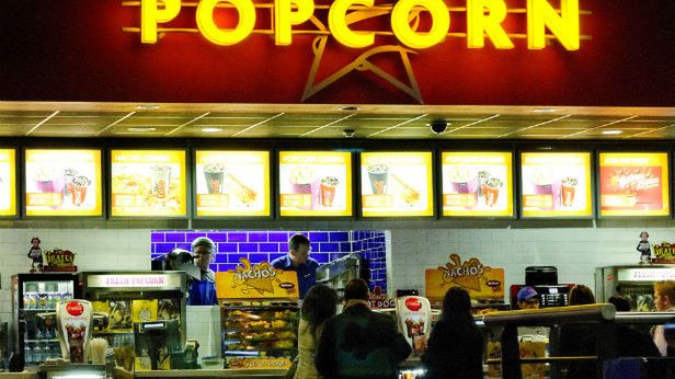 To nie żart, to nauka! Jedzenie popcornu w kinie uodparnia na reklamy 1
