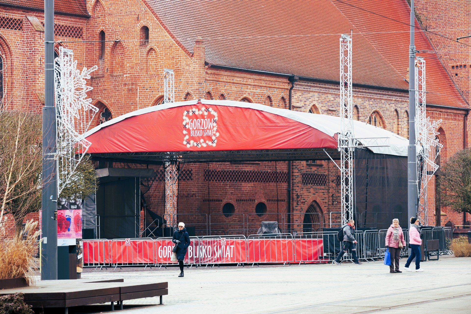 Na gorzowskich ulicach, placach i skwerach już trwa wielkie strojenie.