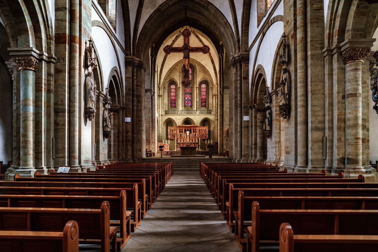 W czapce do kościoła. Czy to obraza uczuć religijnych? 