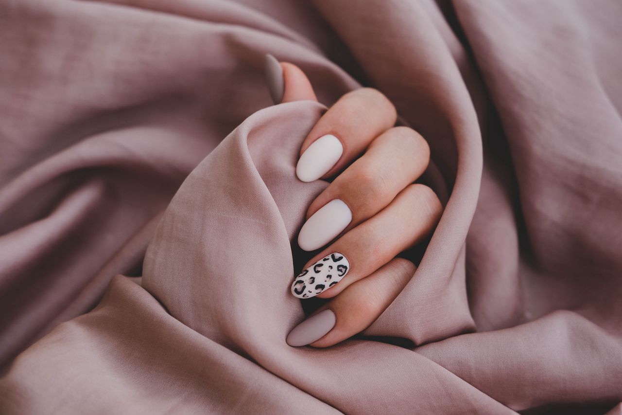 Manicure żelowy, tytanowy czy hybrydowy? Która stylizacja jest najlepsza?