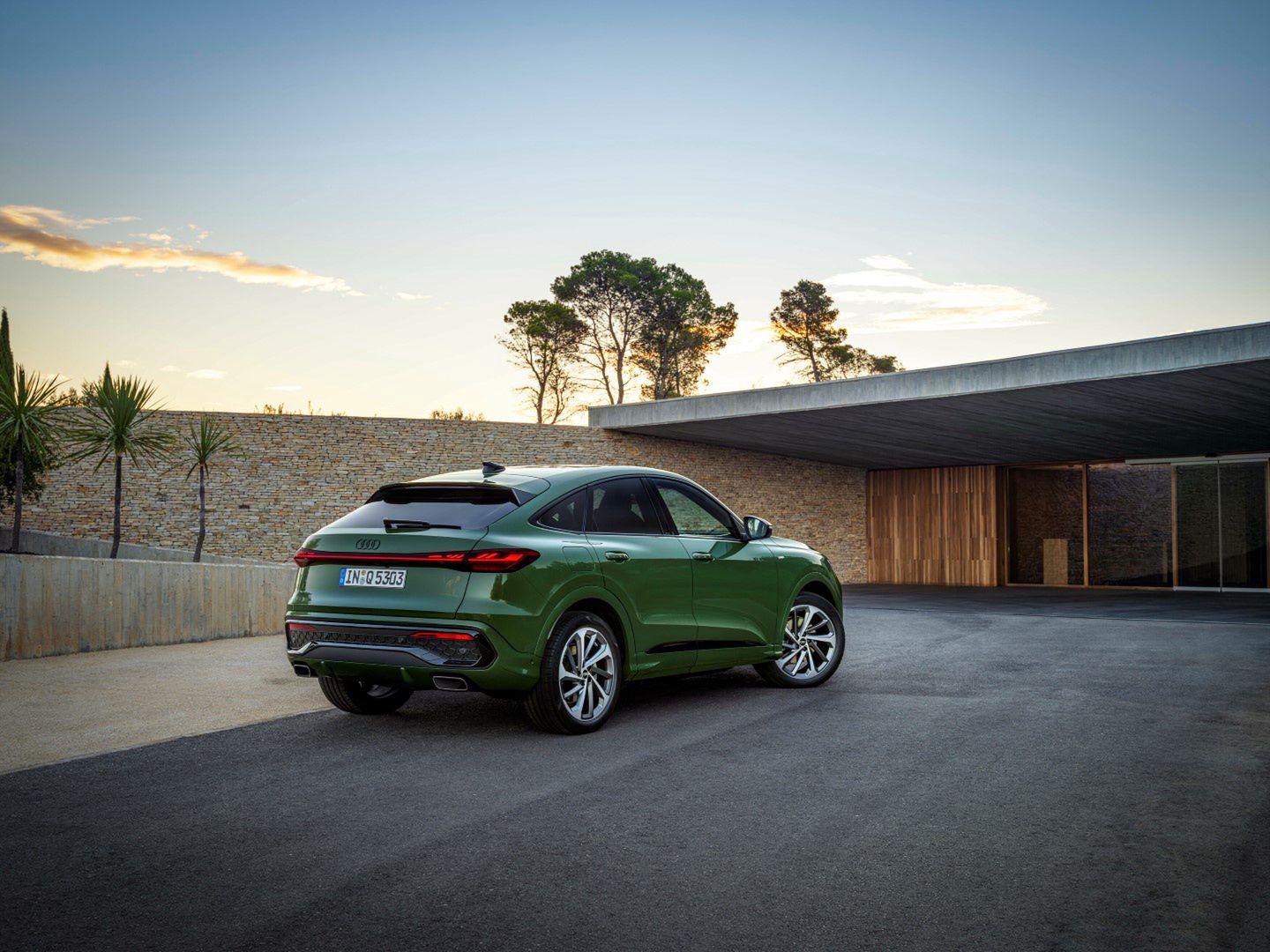 Static photo,
Colour: District green metallic