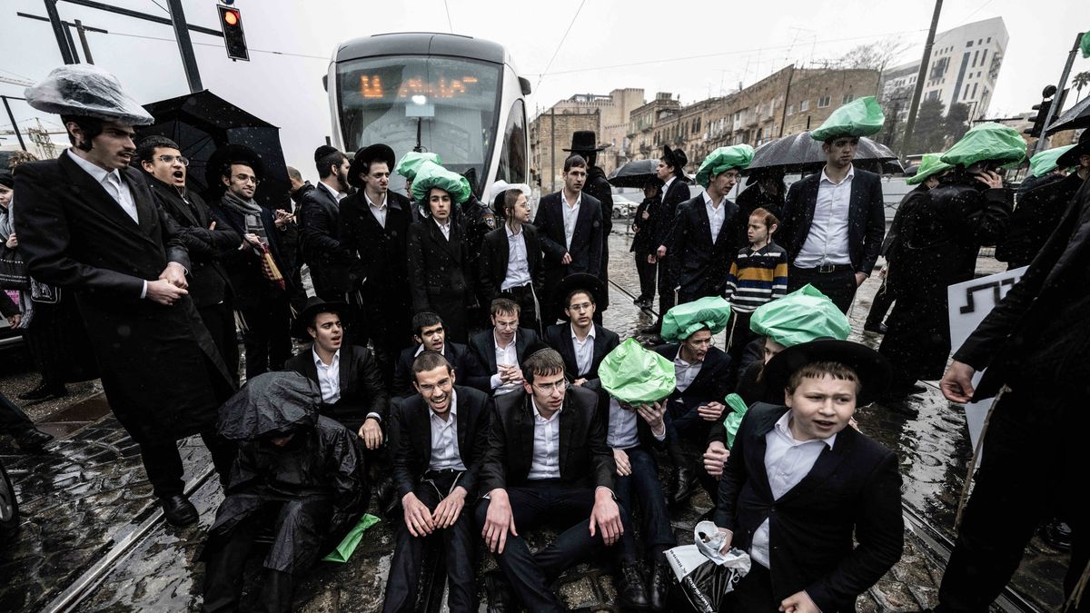 Burza w Izraelu. Armia wezwie do służby 54 tys. ultraortodoksów (na zdjęciu: charedim protestujący przeciwko poborowi do wojska)