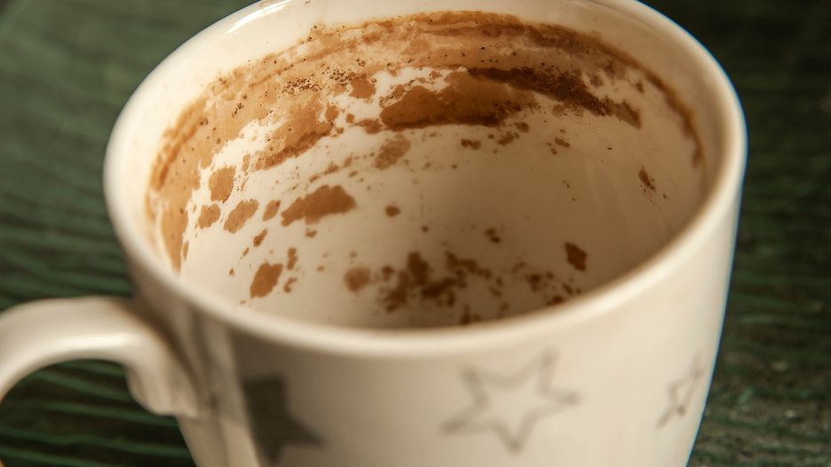 Osad po herbacie jest często trudny do usunięcia