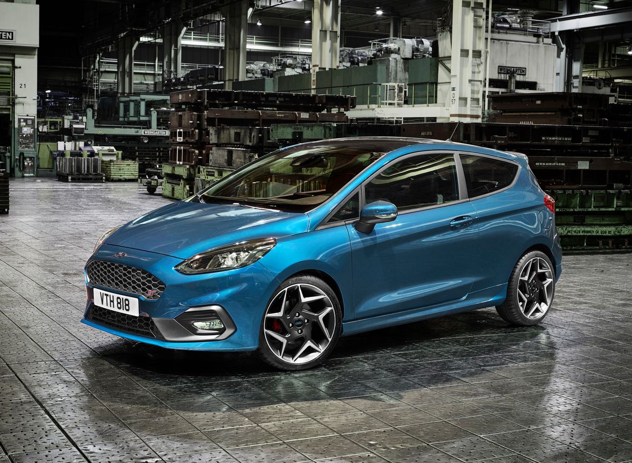 Co ciekawe, silnik EcoBoost z Fiesty ST nowej generacji zostanie wyposażony w system dezaktywacji cylindrów. Dzięki temu mały hot hatch będzie bardziej oszczędny. Jak Ford twierdzi - jest to pierwsze tego typu rozwiązanie na rynku dla jednostki 3-cylindrowej. Tak, dobrze widzicie - 1,5-litrowy motor Fiesty to R3. Odłączanie i ponowne uruchamianie cylindrów ma zajmować tylko 14 milisekund.