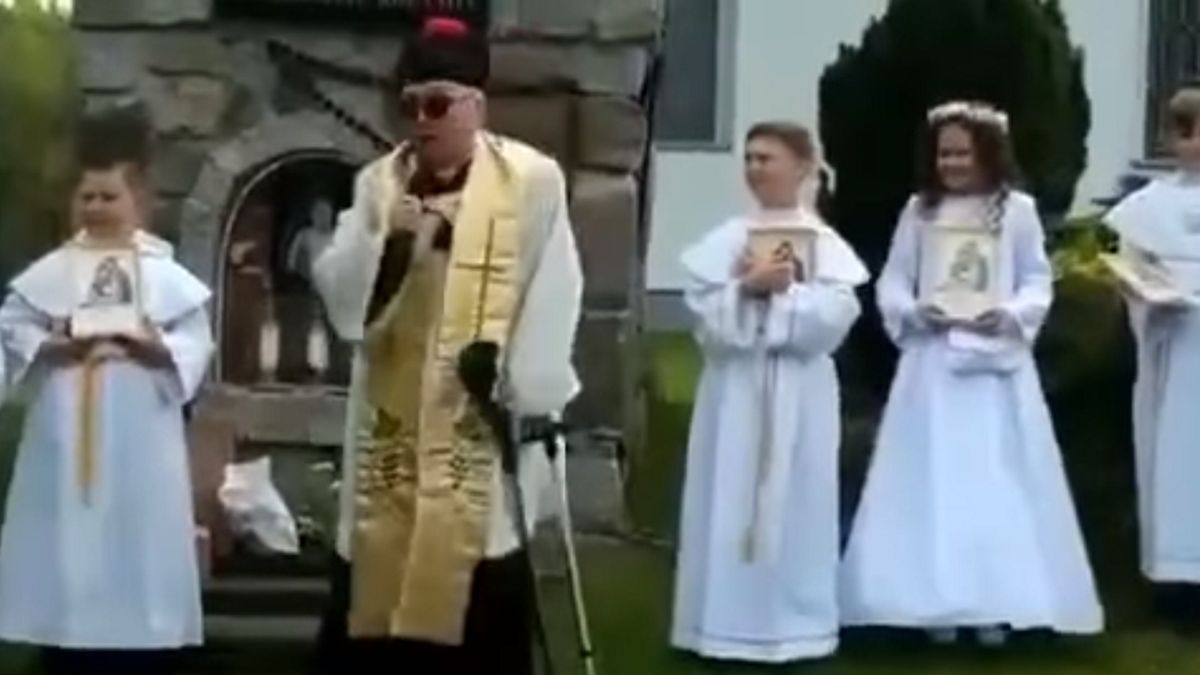 Ksiądz zatańczył i zaśpiewał piosenkę