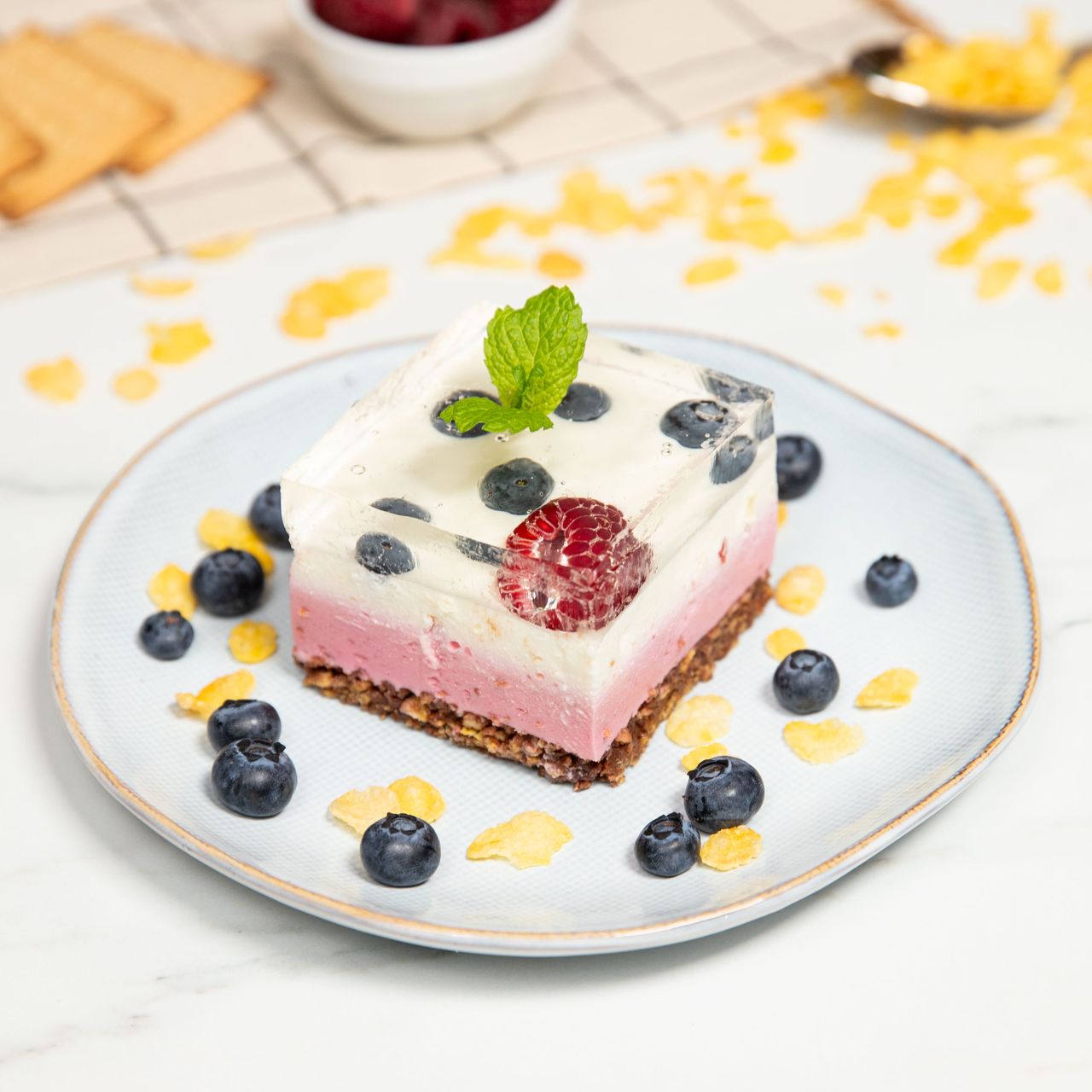 Light sponge cake with seasonal fruits