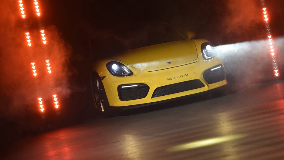 Warszawa. Porsche Cayman. Kierowca rozbił wypożyczony samochód