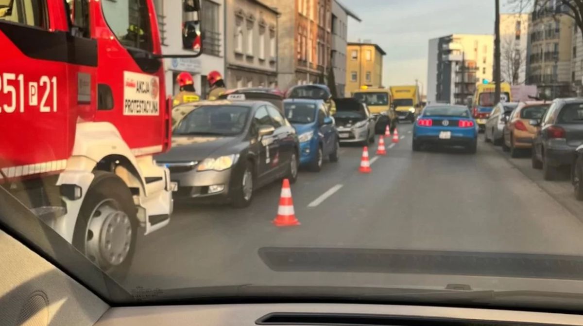 Kolizja trzech samochodów na ul. Krauthofera w Poznaniu.