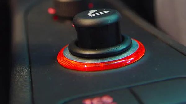 W znakomitej większości aut osobowych gniazdo zapalniczki ulokowane jest w tunelu centralnym, obok dźwigni zmiany biegów lub w dolnych częściach deski rozdzielczej.