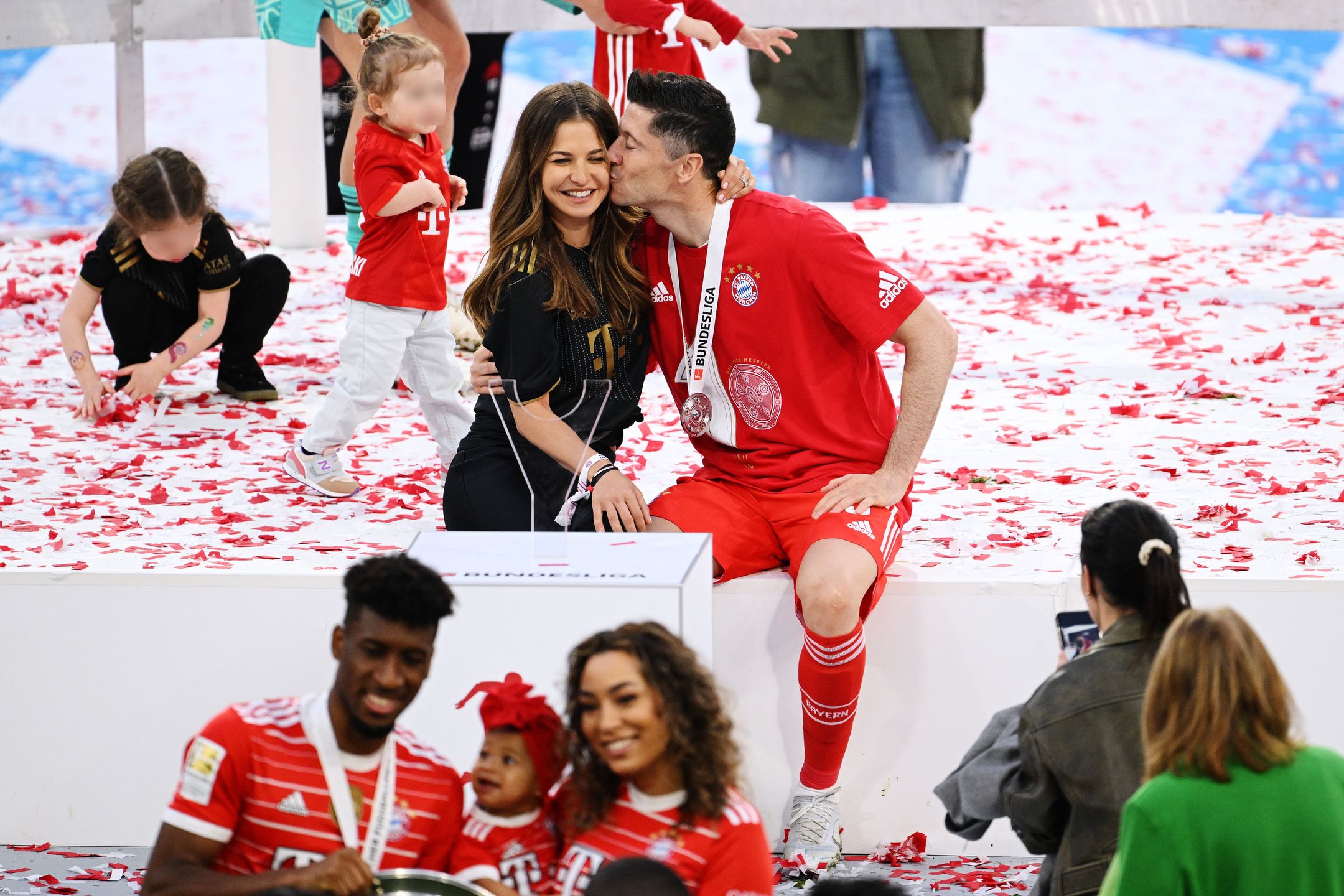 Robert Lewandowski świętuje nowy tytuł wraz z Anią i córkami. Uroczo? 