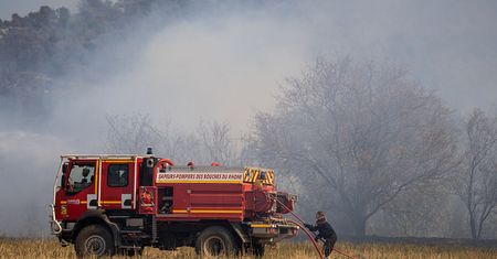 Potężny pożar we Francji. Spłonęło między 800 a 900 hektarów winnic