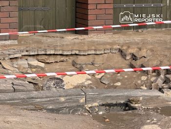 Warszawa: Poważna awaria wodociągowa na Bielanach. Zapadł się chodnik i jezdnia