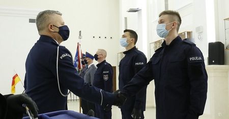 Pierwsze w 2021 roku ślubowanie nowych policjantów. Wiemy, do których jednostek trafią