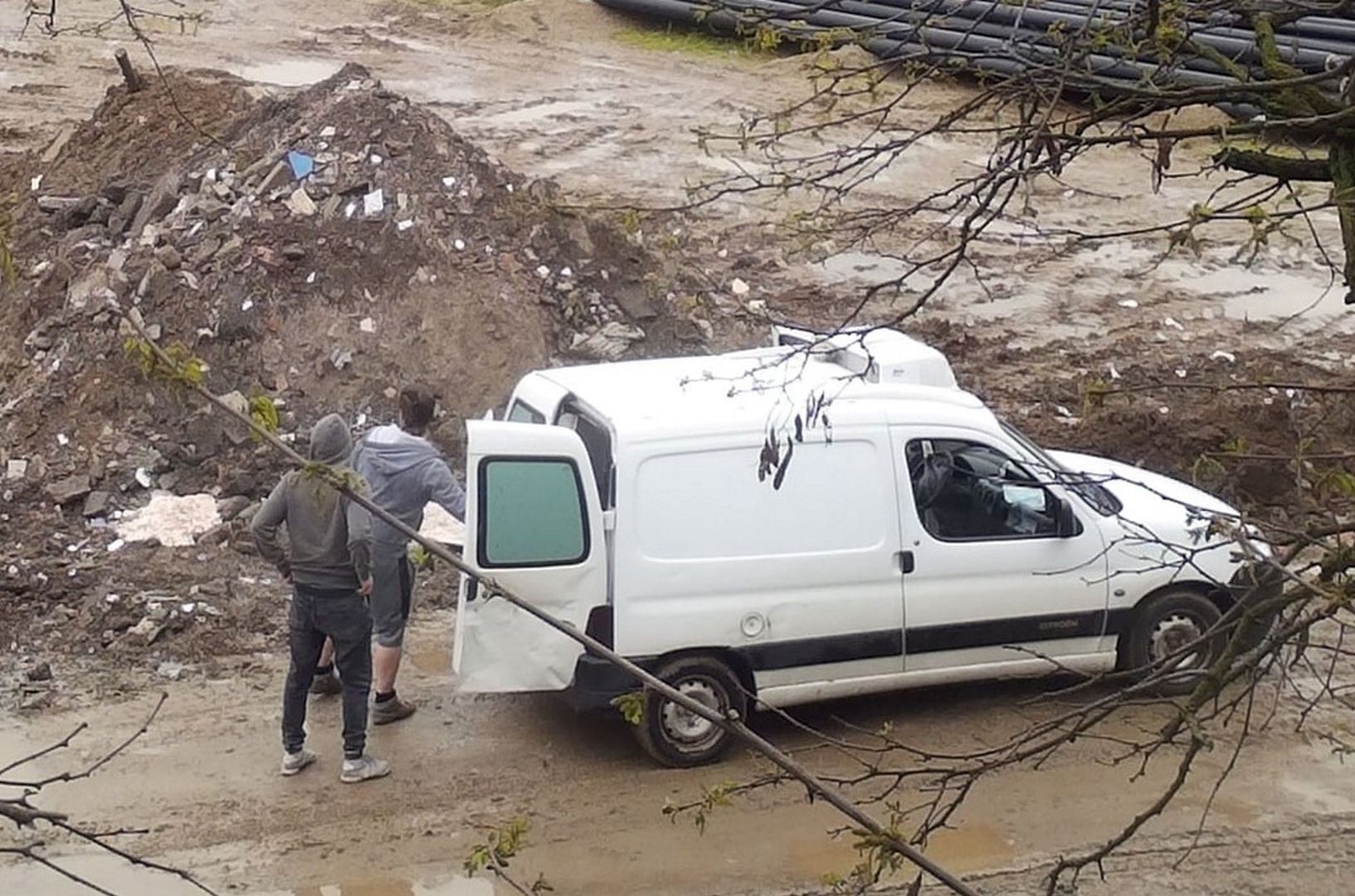 Fotopułapka uchwyciła ich na gorącym uczynku. Wystosowano apel na Facebooku