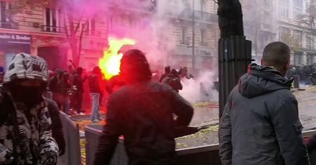 Paryż. Brutalne starcia z policją. W ruch poszły metalowe barierki