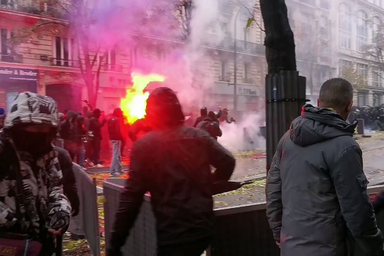 Paryż. Brutalne starcia z policją. W ruch poszły metalowe barierki