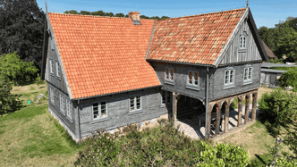 Niejeden dałby się pokroić za taki widok. Odnowili 200-letni dom nad rzeką