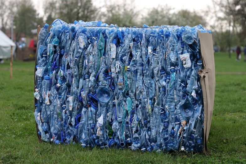 Do setek ton plastiku, który do tej pory zużywaliśmy, doszły odpady z plastikowych rękawiczek. Toniemy w plastiku