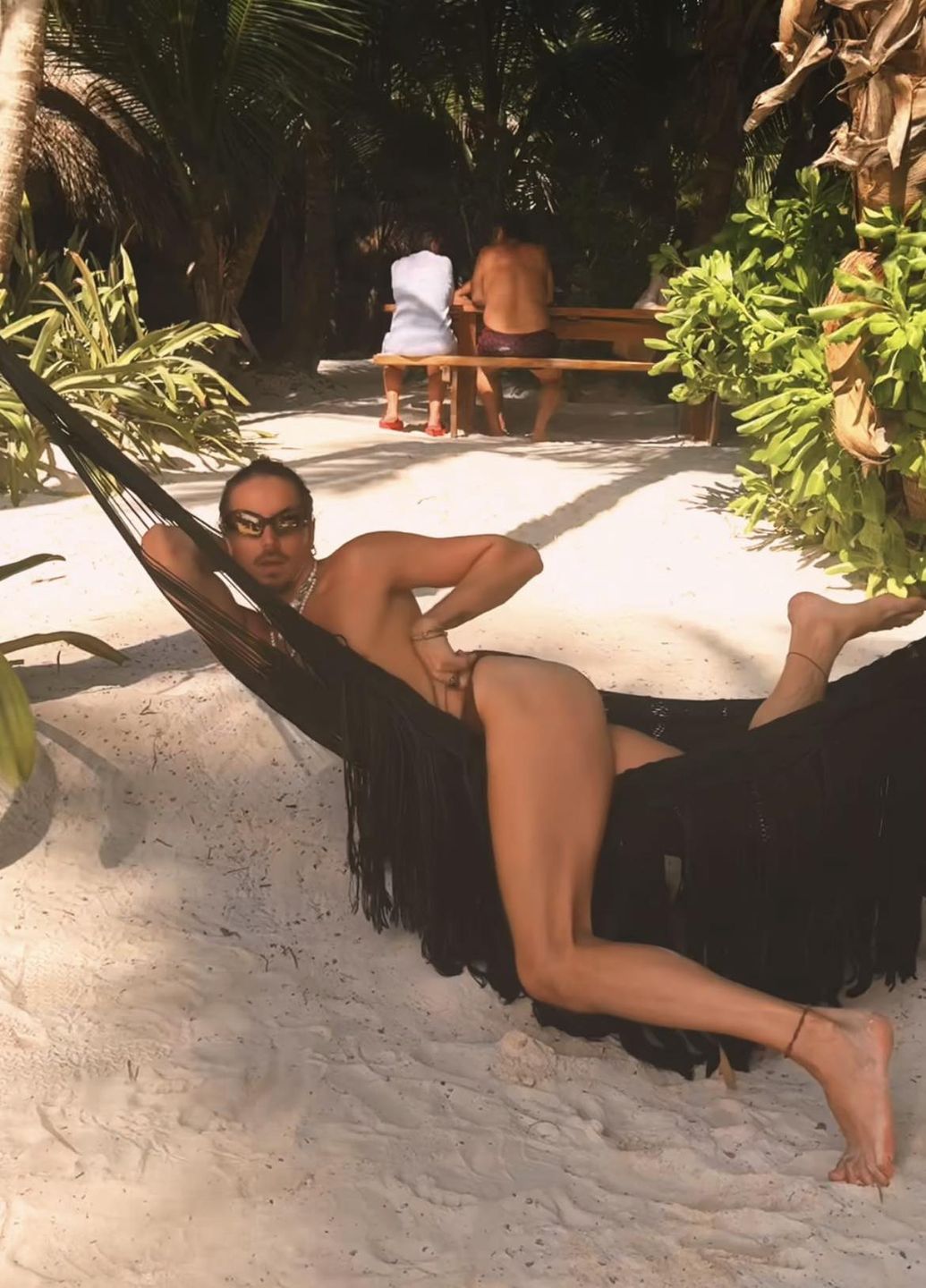 Michał Szpak wygina się na hamaku podczas rajskich wakacji