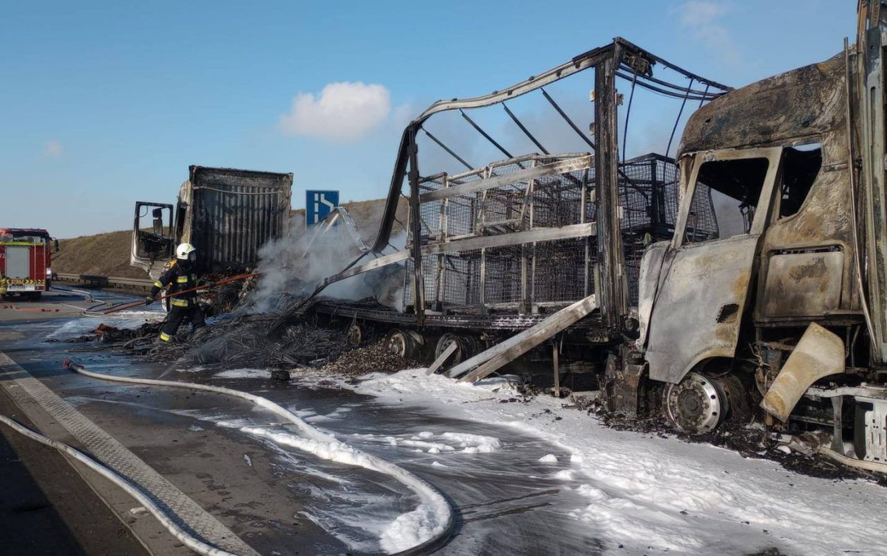 Pożar ciężarówek na autostradzie A4. Dwie osoby są ranne