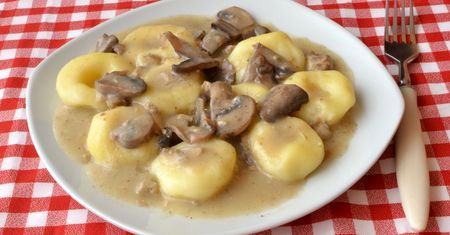 Kluski śląskie z sosem grzybowym