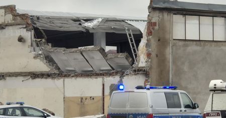 Zawalił się dach hali w Mławie. Są ofiary śmiertelne